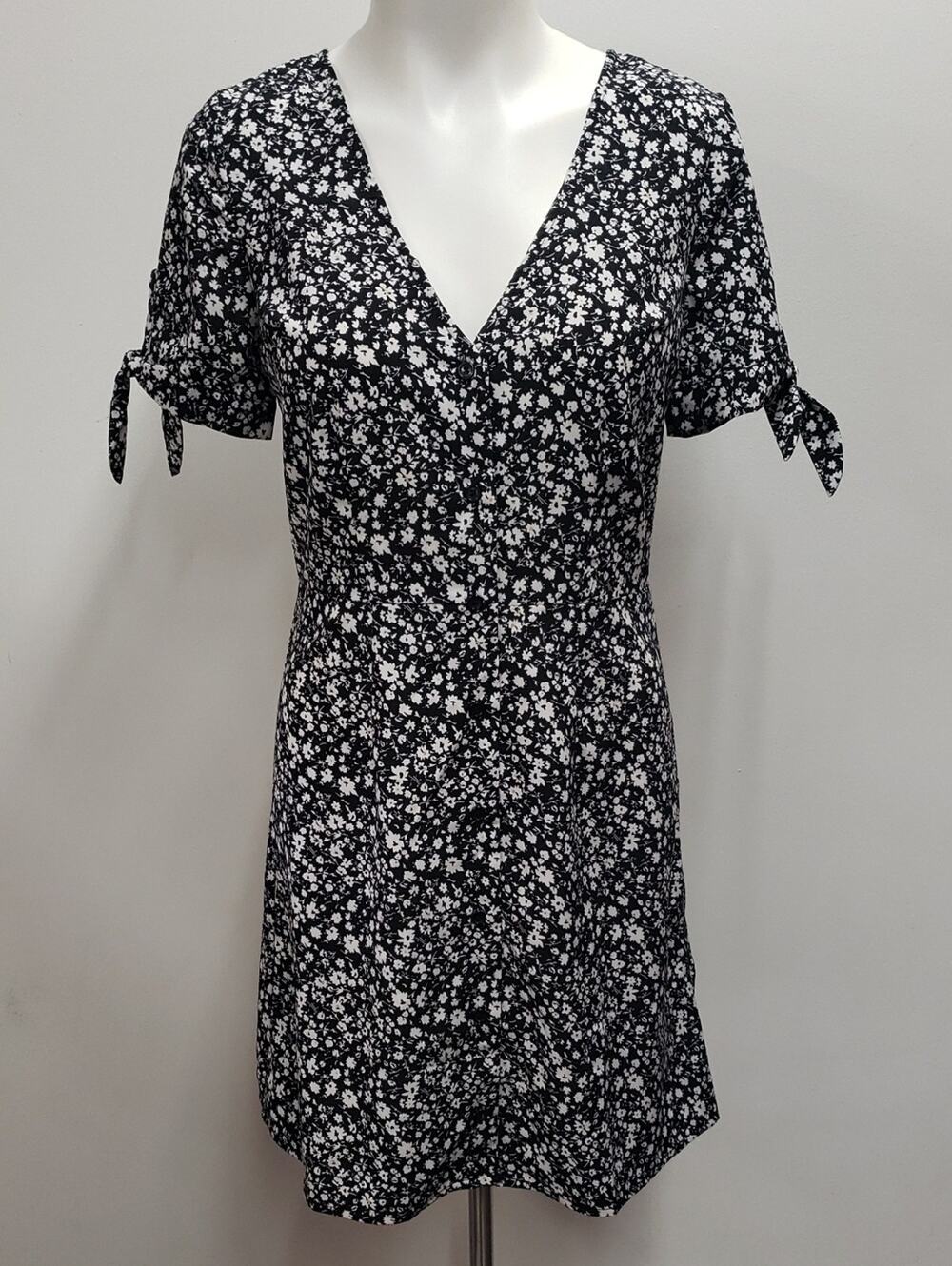 Modcloth Black & White Floral V-Neck Tie Sleeve Dress Women's Size 4 NWT